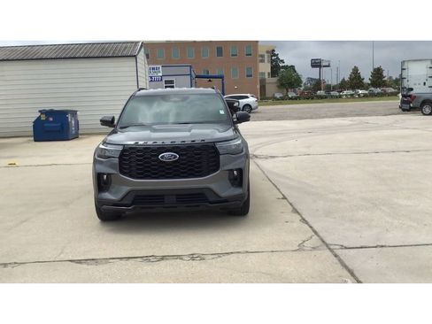 Used 2025 Ford Explorer ST-Line w/ ST-Line Street Pack AWD/4WD image 3