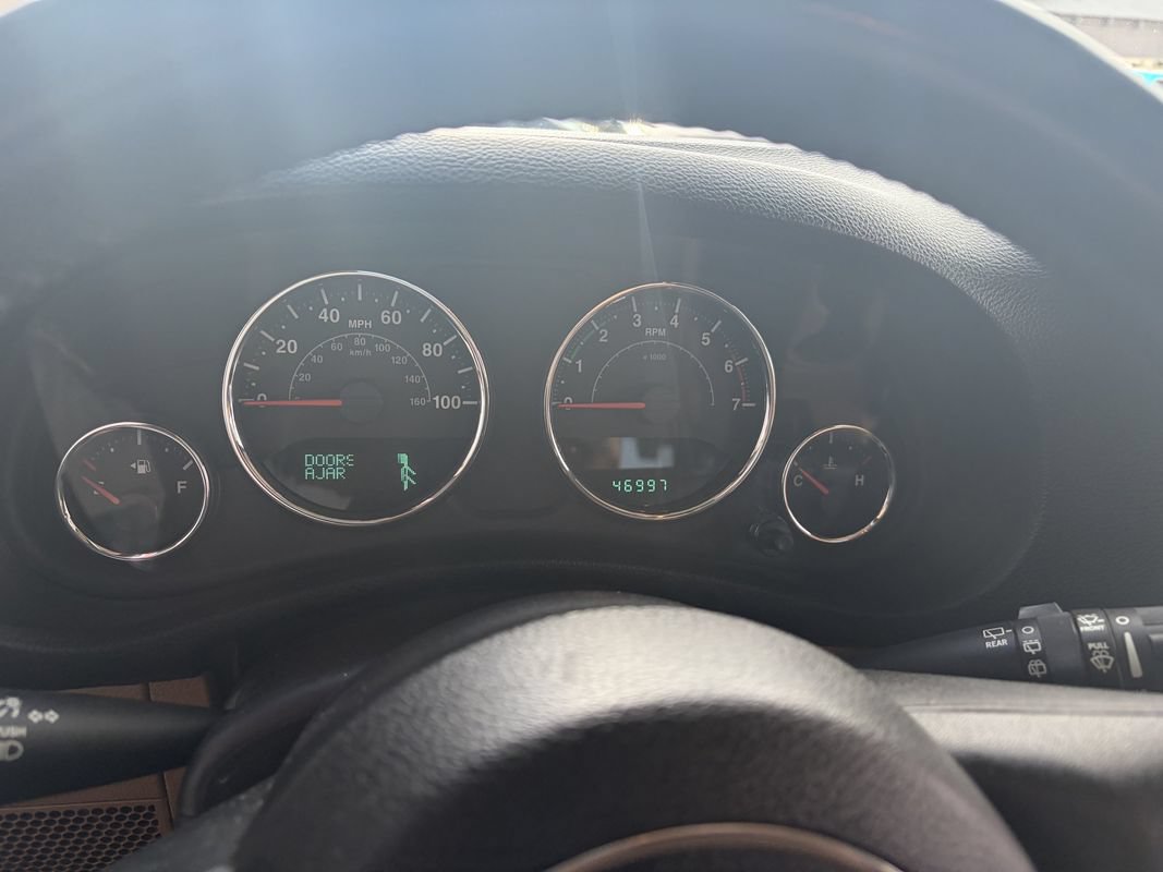 Used 2011 Jeep Wrangler Unlimited Rubicon w/ Connectivity Group AWD/4WD image 31