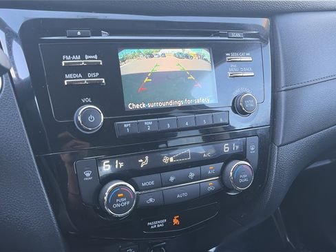 Used 2017 Nissan Rogue SV FWD image 17