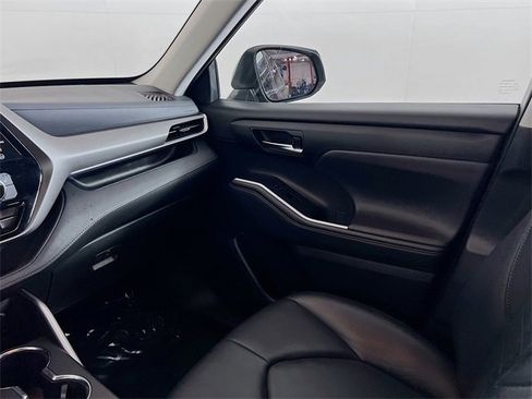 Used 2021 Toyota Highlander XLE image 23