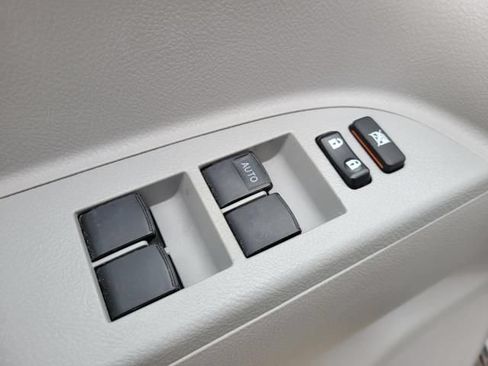 Used 2013 Toyota Highlander FWD w/ Cold Weather Pkg image 16