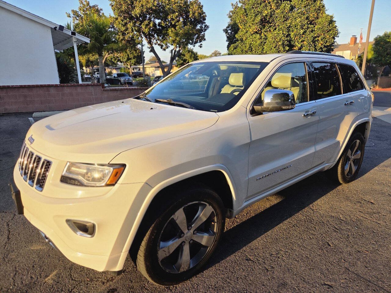 Used 2015 Jeep Grand Cherokee Overland w/ Advanced Technology Group AWD/4WD image 14