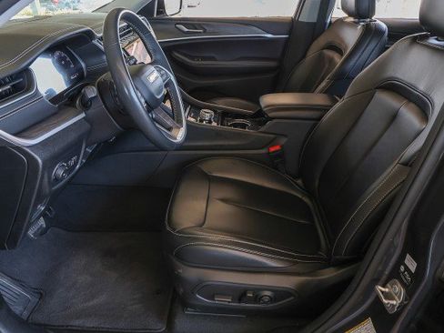 Used 2023 Jeep Grand Cherokee Limited w/ Black Appearance Package AWD/4WD image 9