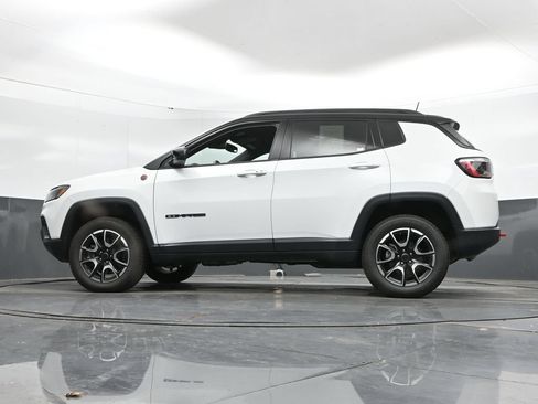 Used 2025 Jeep Compass Trailhawk AWD/4WD image 49