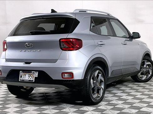 Used 2022 Hyundai Venue SEL FWD image 10