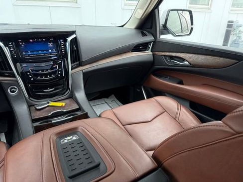Used 2015 Cadillac Escalade ESV Premium AWD/4WD image 23