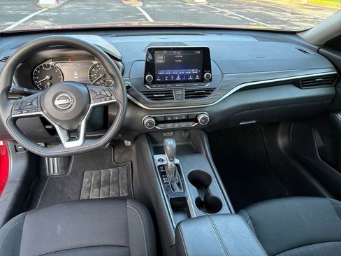 Used 2025 Nissan Altima 2.5 SV FWD image 28