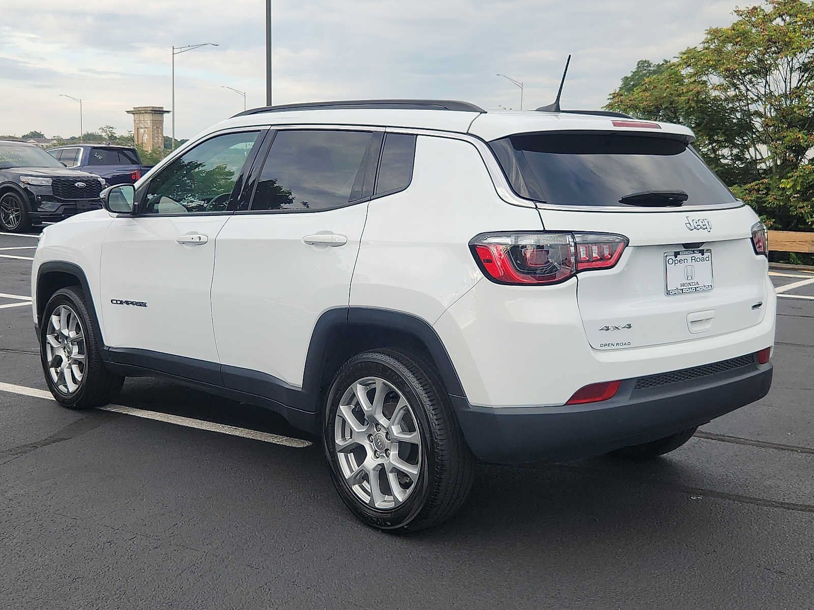Used 2022 Jeep Compass Latitude w/ Sun and Sound Group AWD/4WD image 4