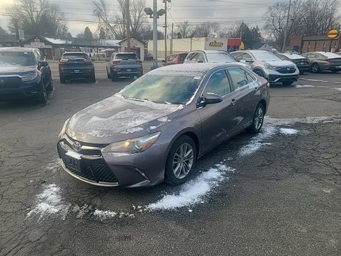 Used 2015 Toyota Camry SE image 2