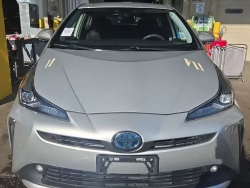 Used 2020 Toyota Prius LE image 2