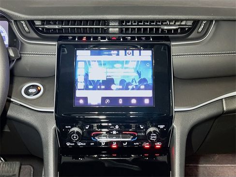 New 2025 Jeep Grand Cherokee Altitude image 8