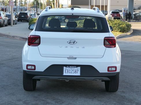 Used 2025 Hyundai Venue SEL image 4