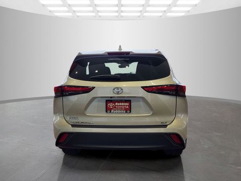 Used 2023 Toyota Highlander XLE image 6