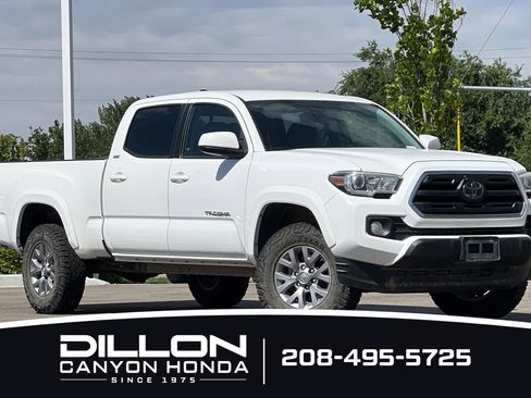 Used 2018 Toyota Tacoma SR5 AWD/4WD image 2