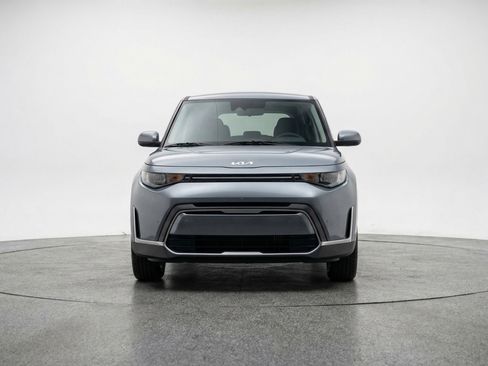 Used 2025 Kia Soul LX w/ LX Technology Package image 2