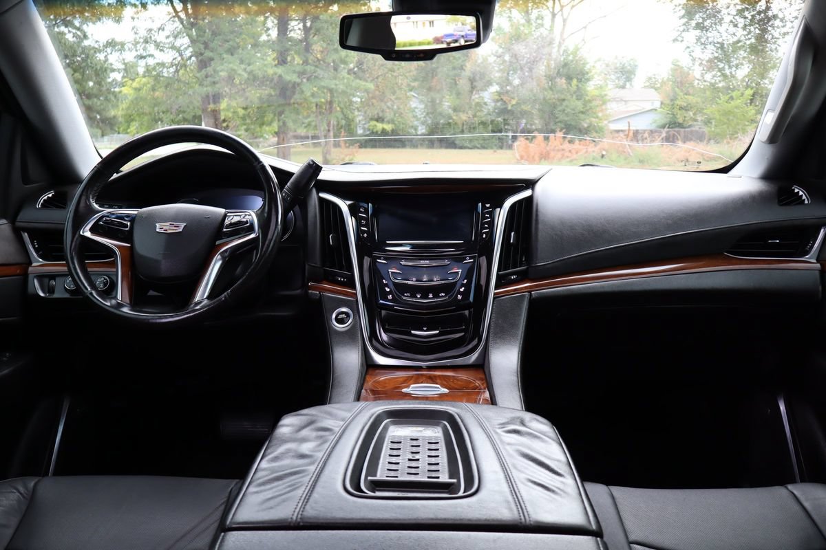 Used 2016 Cadillac Escalade Luxury AWD/4WD image 16