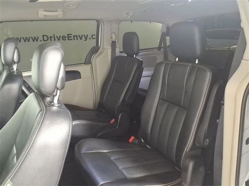 Used 2014 Chrysler Town & Country Touring-L w/ Driver Convenience Group image 9