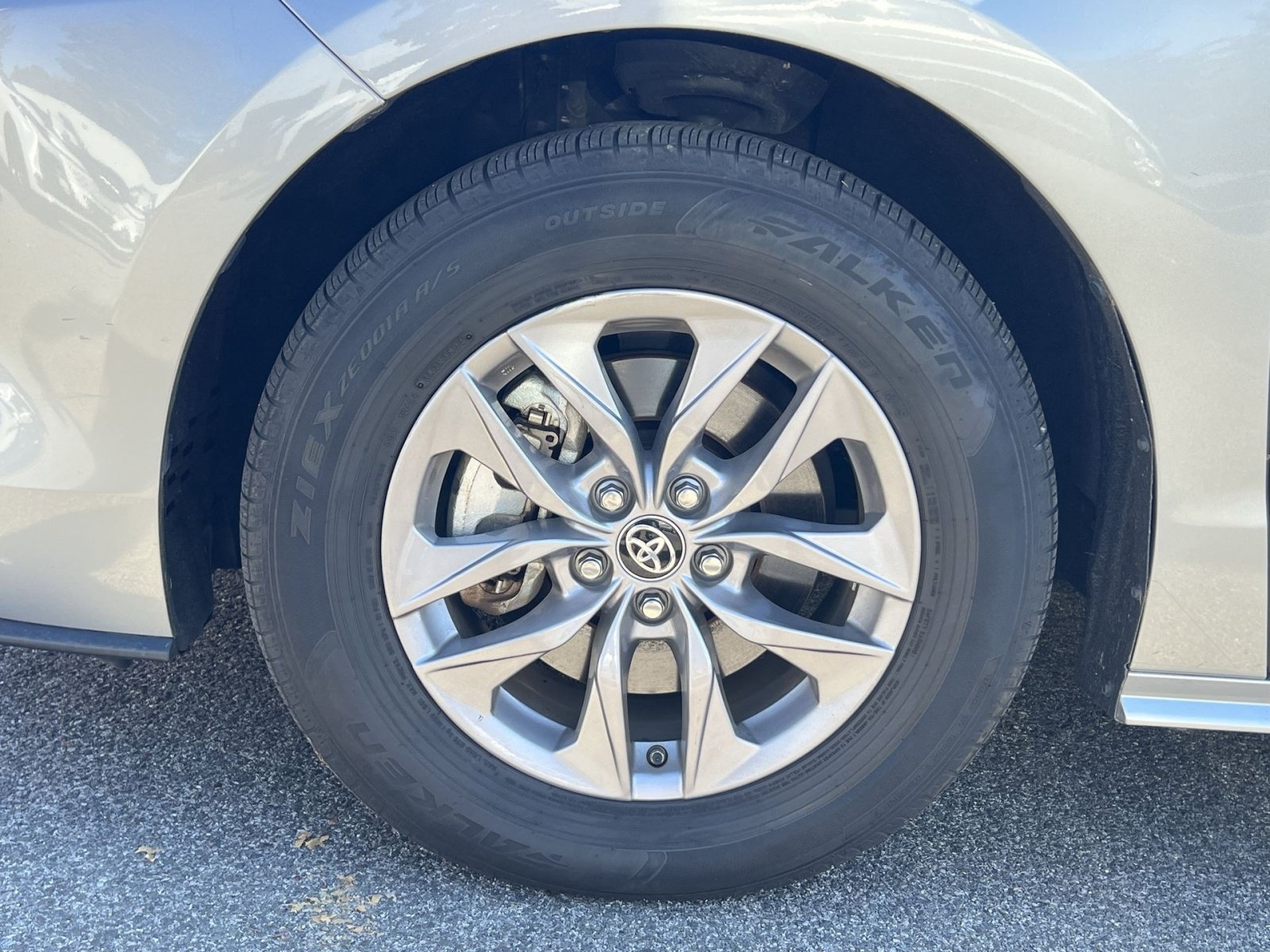 Used 2025 Toyota Sienna XLE FWD image 13