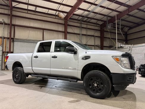 Used 2018 Nissan Titan S RWD image 3