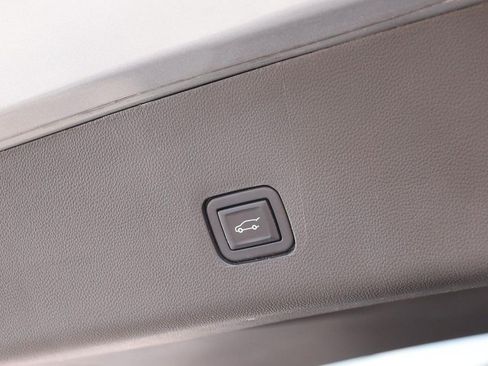 Used 2023 Chevrolet Traverse LT FWD image 9