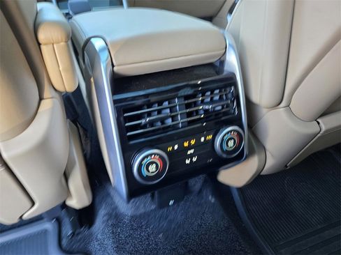 New 2025 Land Rover Range Rover Long Wheelbase SE image 8