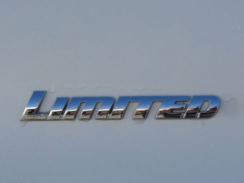 Used 2019 Toyota 4Runner Limited w/ Four Season Floor Mat Package image 8