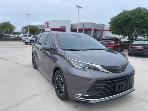 Used 2021 Toyota Sienna XLE FWD image 3