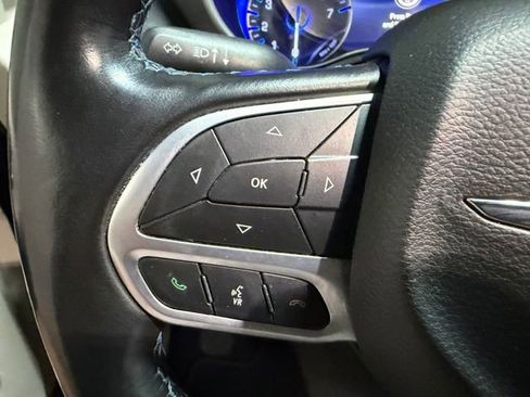 Used 2021 Chrysler Pacifica Touring-L FWD image 36