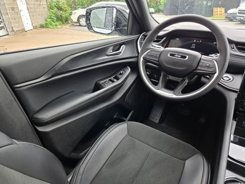 Used 2025 Jeep Grand Cherokee 4WD image 9
