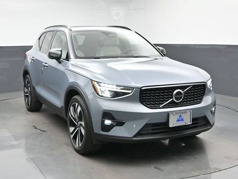 Used 2023 Volvo XC40 B5 Plus w/ Protection Package Premier AWD/4WD image 2