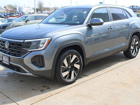 Certified 2024 Volkswagen Atlas Cross Sport SE image 3