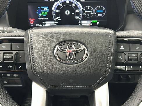 Used 2025 Toyota Sequoia Platinum image 29