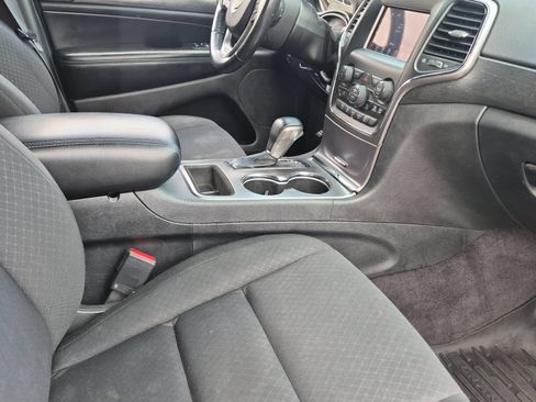 Used 2018 Jeep Grand Cherokee Laredo AWD/4WD image 18