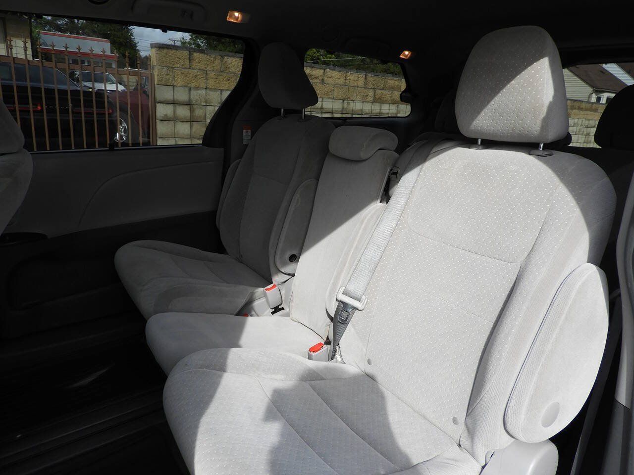 Used 2017 Toyota Sienna LE FWD image 22