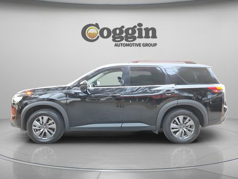 Used 2024 Nissan Pathfinder SV image 2
