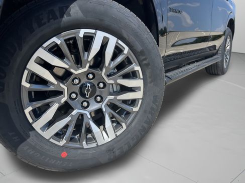 Used 2025 Chevrolet Tahoe Z71 w/ Comfort Package AWD/4WD image 34