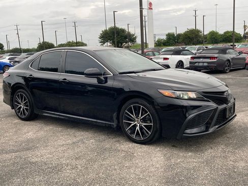 Used 2021 Toyota Camry SE FWD image 3
