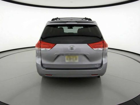 Used 2013 Toyota Sienna LE w/ Towing Pkg image 4