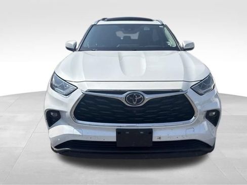 Used 2022 Toyota Highlander Limited AWD/4WD image 4