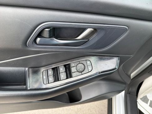 Used 2024 Nissan Rogue S image 16