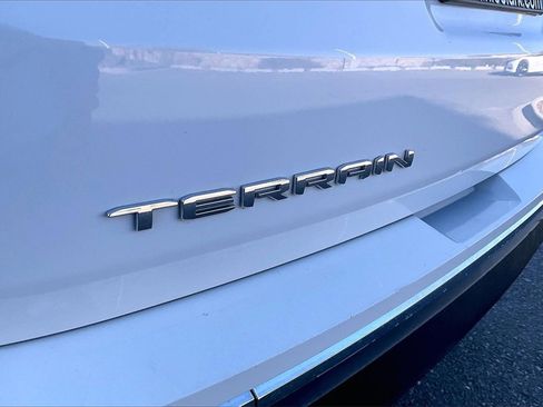 Used 2024 GMC Terrain SLT image 8