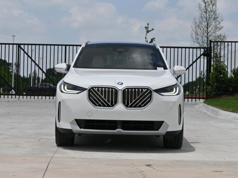 Certified 2025 BMW X3 xDrive30 w/ Premium Package AWD/4WD image 3
