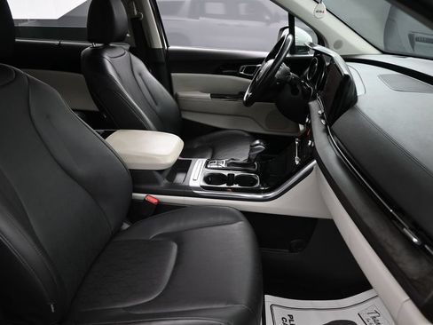 Used 2024 Kia Carnival EX FWD image 34