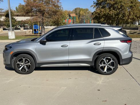 Certified 2025 Volkswagen Tiguan SE image 8