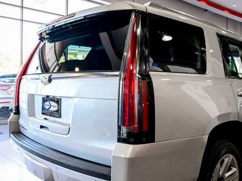 Used 2016 Cadillac Escalade Luxury AWD/4WD image 11