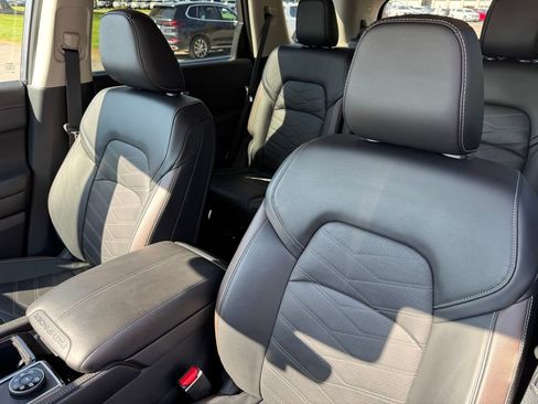 Used 2024 Nissan Pathfinder Platinum AWD/4WD image 16