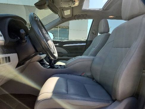 Used 2017 Toyota Highlander XLE FWD image 12