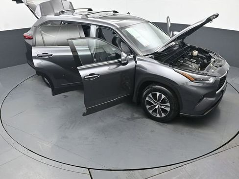 Certified 2021 Toyota Highlander XLE image 55