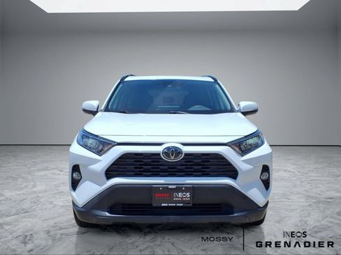 Used 2021 Toyota RAV4 XLE w/ Convenience Package FWD image 3
