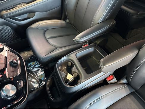 Used 2025 Chrysler Pacifica Select FWD image 33